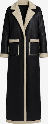 Elara Janker in Schwarz: Vorderseite