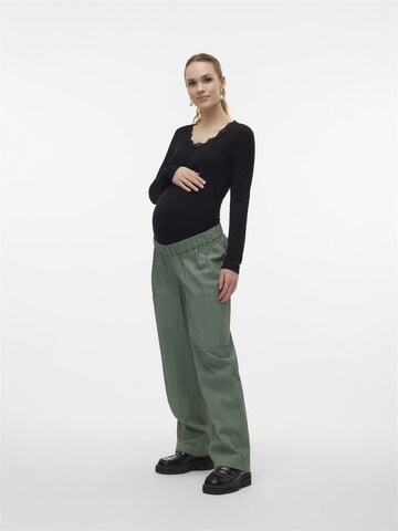 Regular Pantaloni 'Indiana' de la MAMALICIOUS pe verde