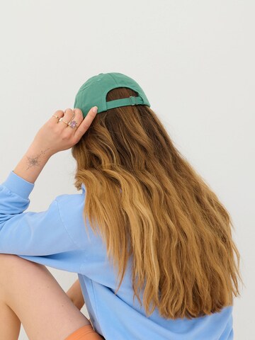 Cappello da baseball 'Ylvi' di ABOUT YOU x Sofia Tsakiridou in verde