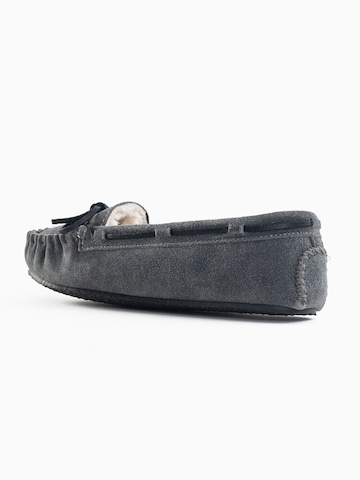 Pantoufle 'Cally' Minnetonka en gris