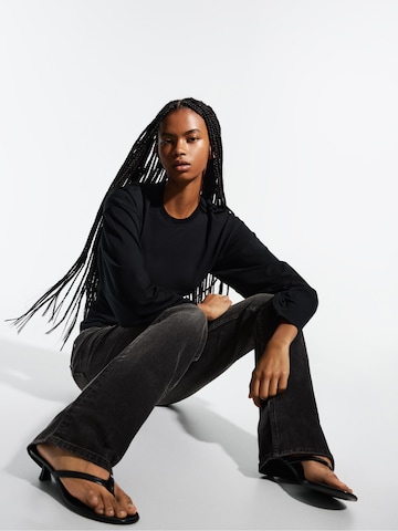 Bershka Bootcut Džínsy - Čierna