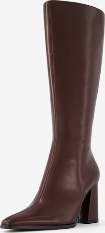 Cizme de la Bershka pe roșu: față