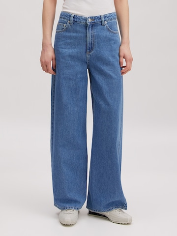 EDITED Loosefit Jeans 'Ariana' in Blauw: voorkant