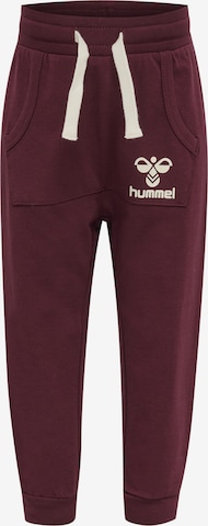 Hummel Tapered Broek in Rood: voorkant