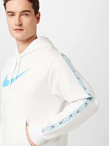 Bluză de molton 'REPEAT' de la Nike Sportswear pe alb