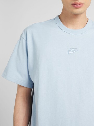 Nike Sportswear - Camisa 'Essential' em azul