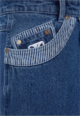 Tapered Jeans con pieghe di Karl Kani in blu