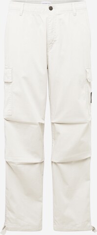 Calvin Klein Jeans Loosefit Cargobroek in Grijs: voorkant