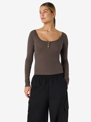 Noisy may Shirt 'NMMaya' in Bruin