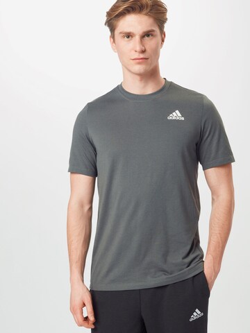 ADIDAS SPORTSWEAR Функционална тениска в сиво: отпред