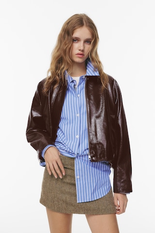 Geacă de primăvară-toamnă de la Pull&Bear pe roșu: față