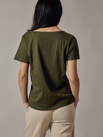 Maglietta 'T-Shirt Scollo Profondo' di OWN Off With Nature in verde