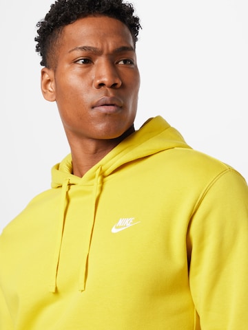 Nike Sportswear - Regular Fit Sweatshirt 'Club Fleece' em amarelo