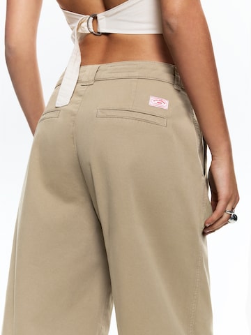 Pull&Bear Широка кройка Панталон Chino в бежово