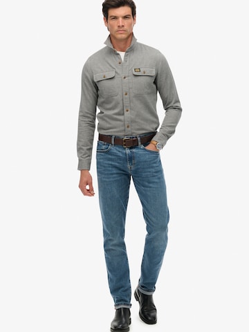 Superdry - Ajuste regular Camisa en gris