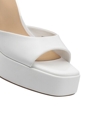 Dream Pairs Strap Sandals in White