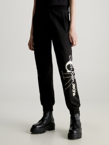 Calvin Klein Jeans Tapered Παντελόνι σε μαύρο: μπροστά