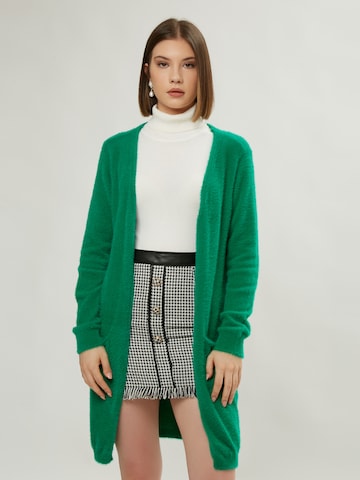 Influencer Плетена жилетка в зелено: отпред