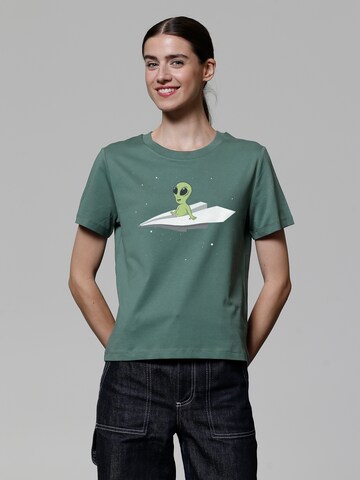 Watapparel Shirt ' Alien on a paper plane ' in Groen: voorkant