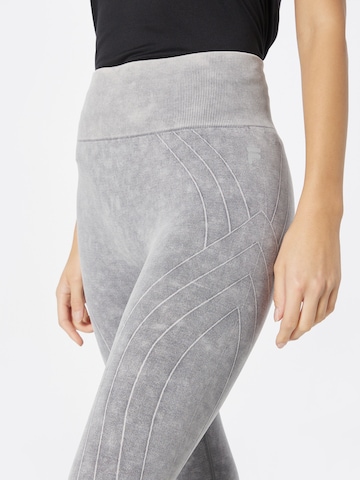 Skinny Pantaloni sportivi 'RADOM' di FILA in grigio