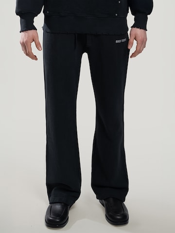 MAD TIGERS Wide Leg Bügelfaltenhose in Schwarz: Vorderseite