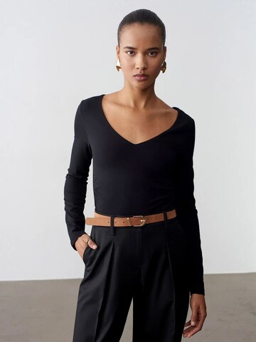Dilvin Blouse in Black: front