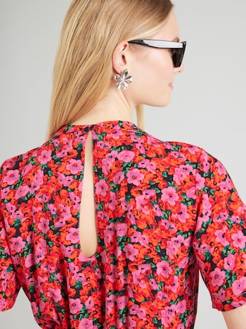 Salopeta 'Charming Steps' de la Blutsgeschwister pe roșu