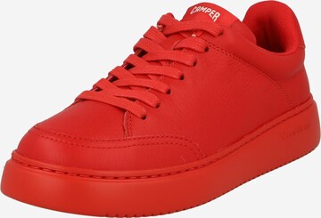 Baskets basses CAMPER en rouge : devant