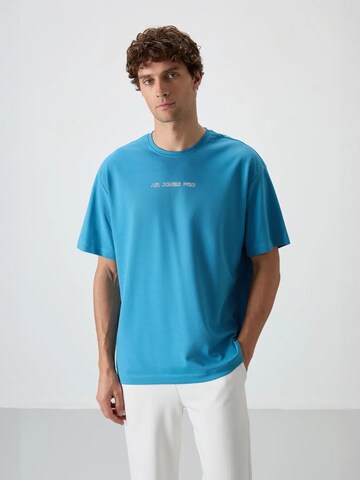 Tommy Life T-Shirts in Blau: Vorderseite