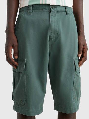 Tommy Jeans Loose fit Cargo trousers in Green: front