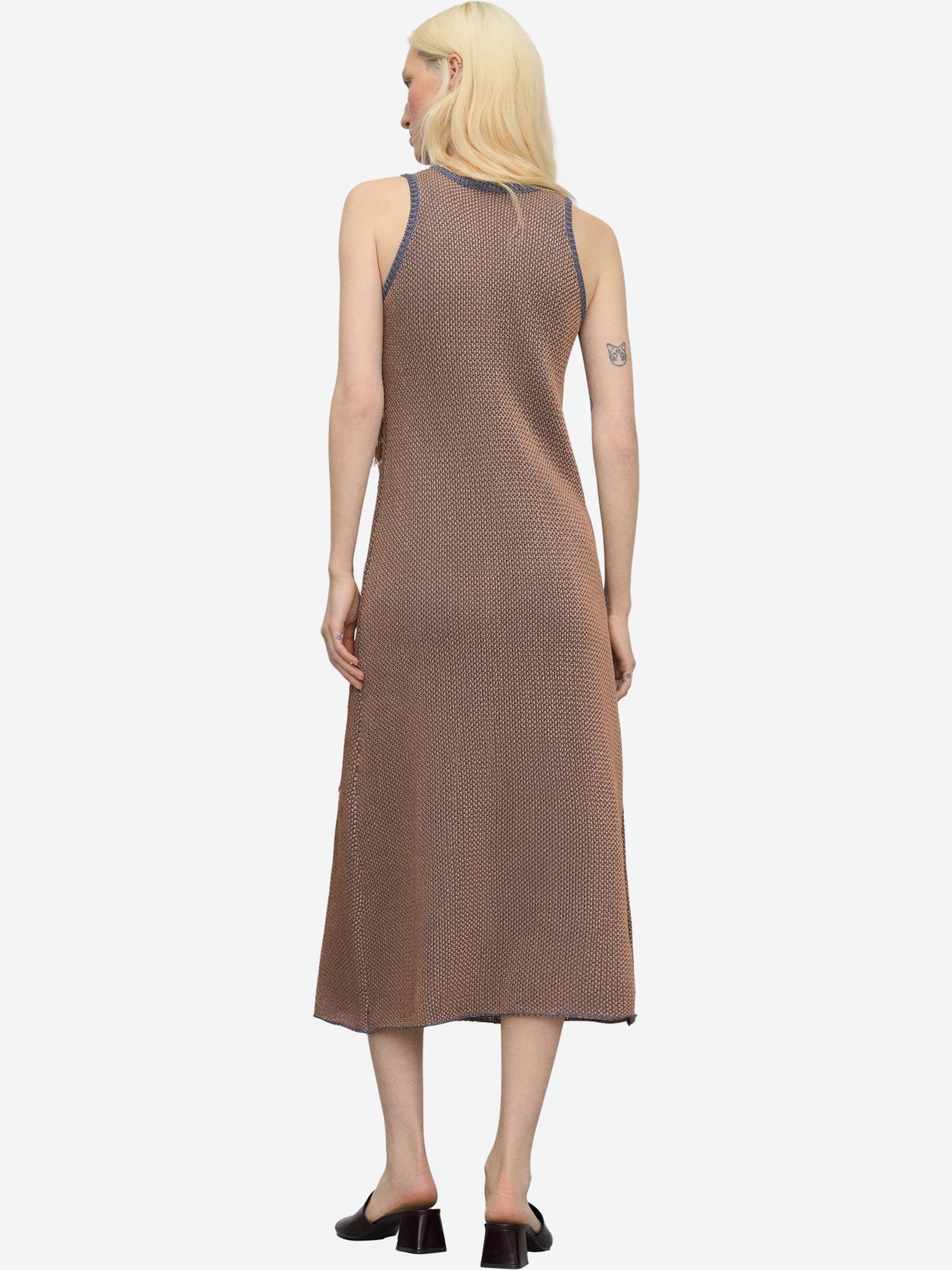 Abito di Adolfo Dominguez in marrone