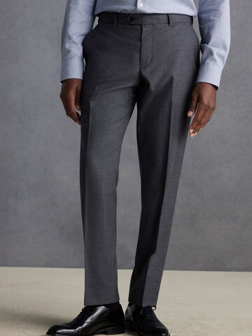 Next Обычный Плиссированные брюки в Серый: спереди