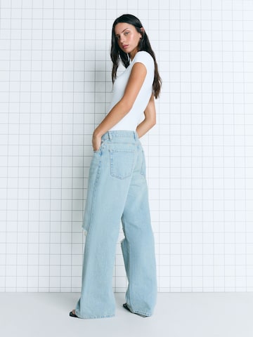 Wide leg Jeans de la Bershka pe albastru
