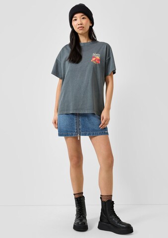 T-shirt QS en gris : devant