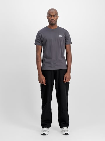 ALPHA INDUSTRIES T-shirt i grå