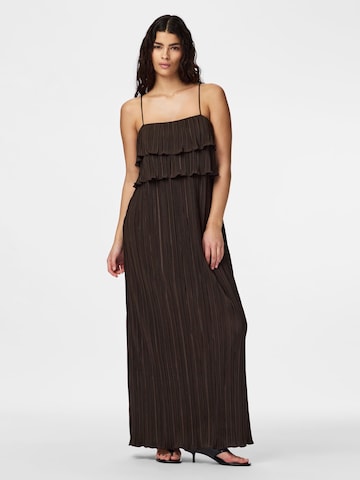 Robe 'PCAmber' PIECES en marron : devant