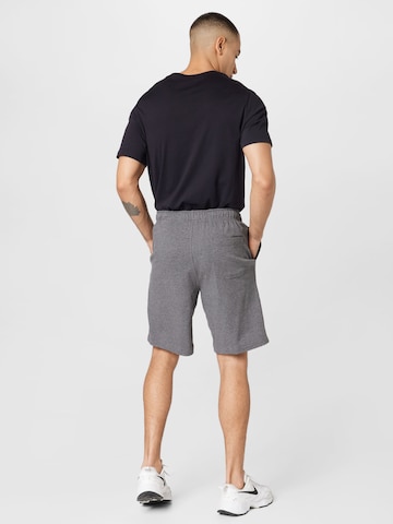 Nike Sportswear - regular Pantalón en gris