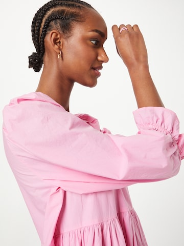 Robe 'Dasha' mbym en rose