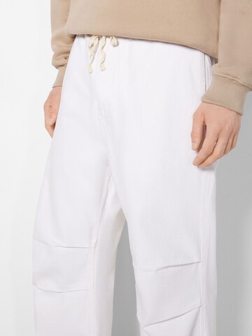 Bershka Loosefit Jeans in Weiß