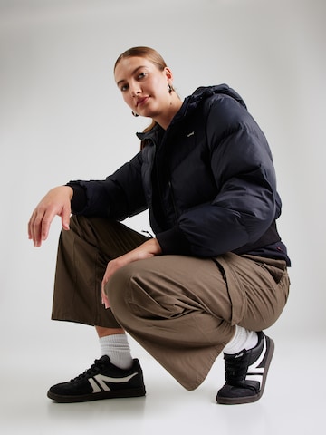 LEVI'S ® Välikausitakki 'Noe Western Crop Puffer' värissä sininen