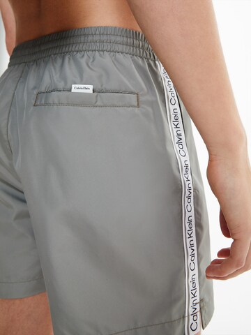 Calvin Klein Regular Badeshorts in Grau