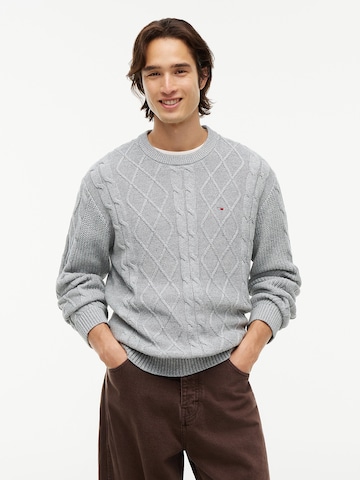 Tommy Jeans - Jersey en gris: frente