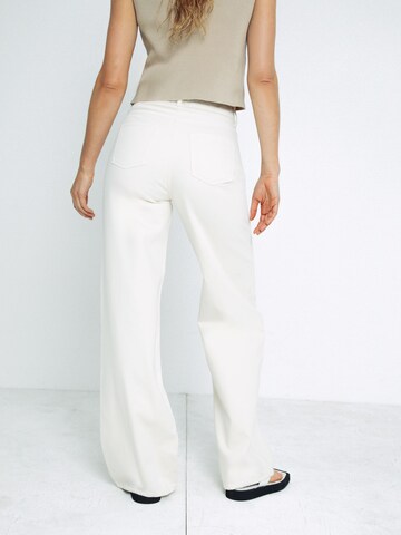 ABOUT YOU x Toni Garrn Wide leg Jeans 'Letizia' in White