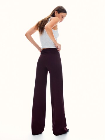 Wide leg Pantaloni cu dungă de la Bershka pe roșu