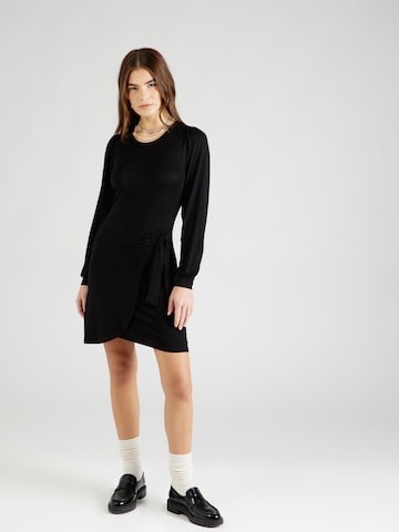 Rochie de la Dorothy Perkins pe negru: față