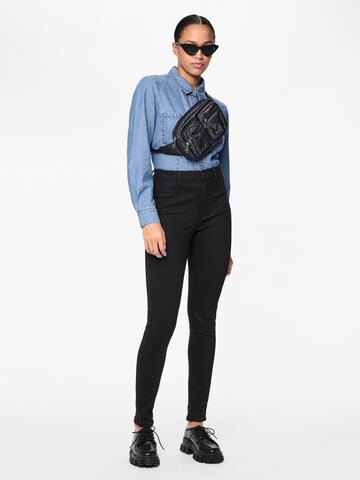 PIECES Skinny Housut 'PCDea' värissä musta