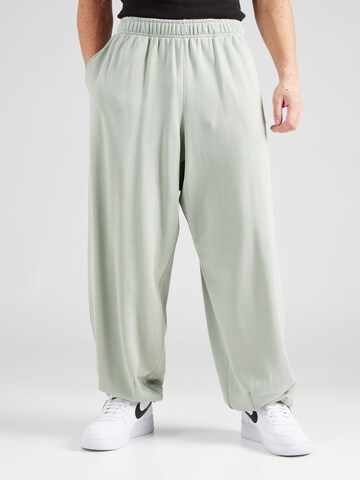 Effilé Pantalon 'CLUB' Nike Sportswear en vert : devant