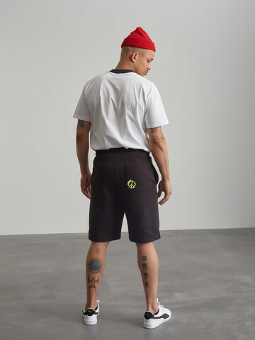 ABOUT YOU x Benny Cristo Regular Shorts 'Leo' in Schwarz