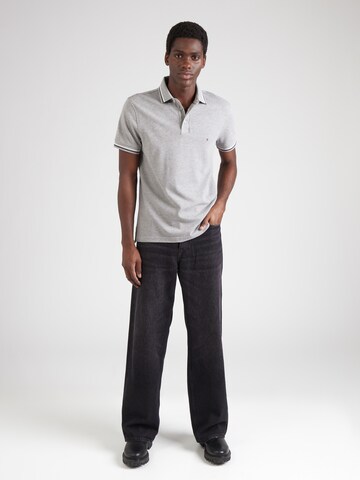 Maglietta di TOMMY HILFIGER in grigio