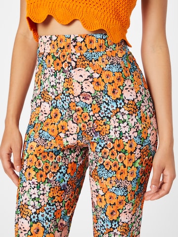 Coupe slim Pantalon Monki en orange